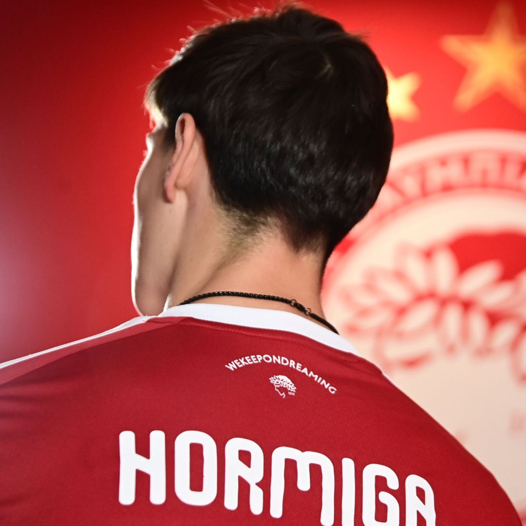 Armando González con la camiseta de Olympiacos
